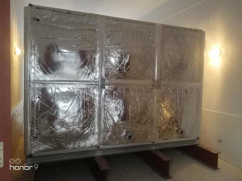 無棣縣柳堡鎮(zhèn)新海中學24立方玻璃鋼橡塑保溫水箱